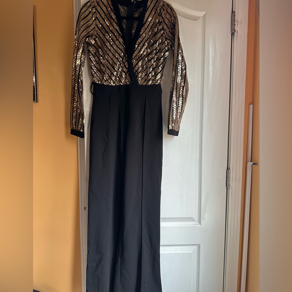 A beutiful jumpsuit it’s stretchy new